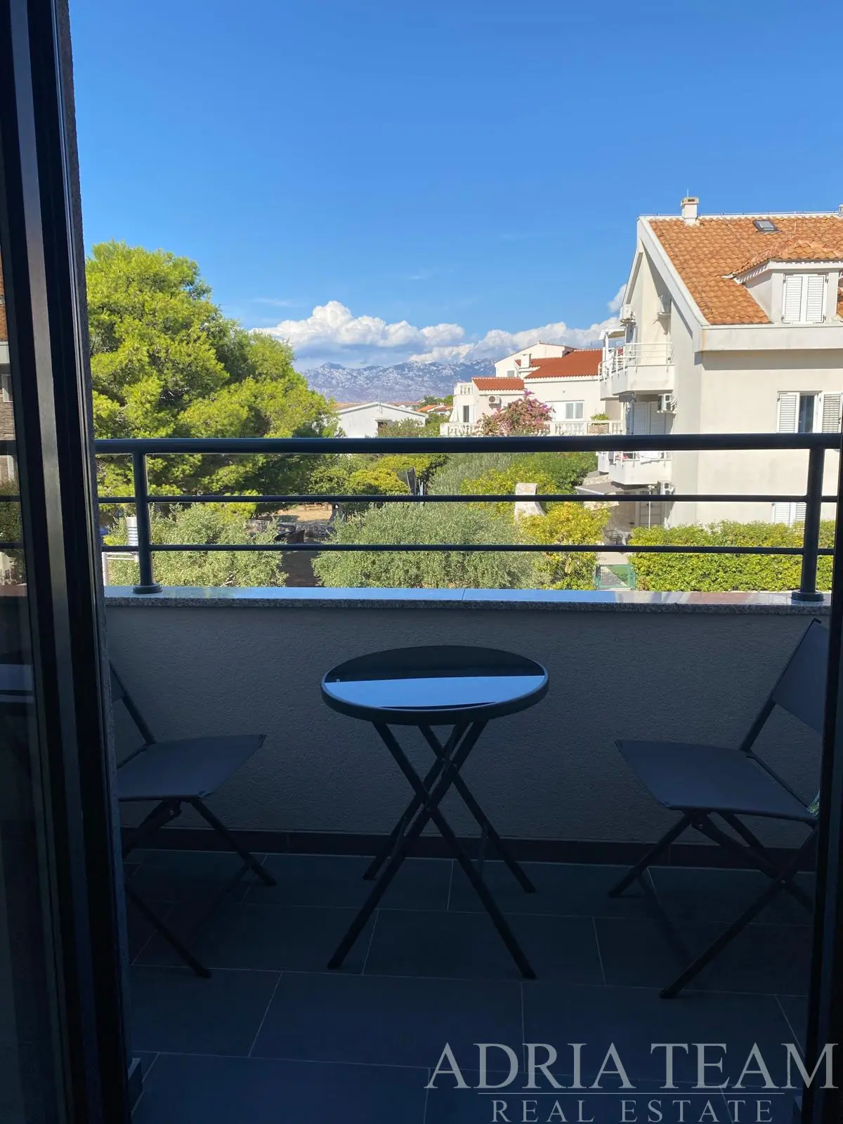POVLJANA – EKSKLUZIVAN APARTMAN S TRI SPAVAĆE SOBE, TERASOM, SPREMIŠTEM I PARKINGOM