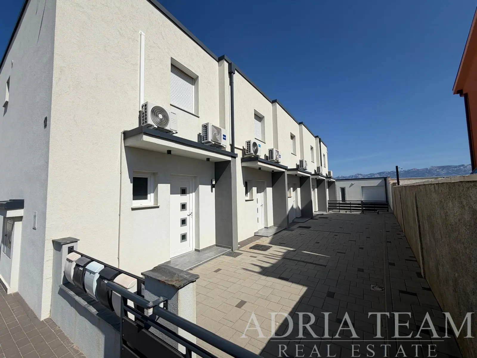 MODERAN DVOETAŽNI APARTMAN S VRTOM I TERASAMA,700 m od MORA – POVLJANA, OTOK PAG