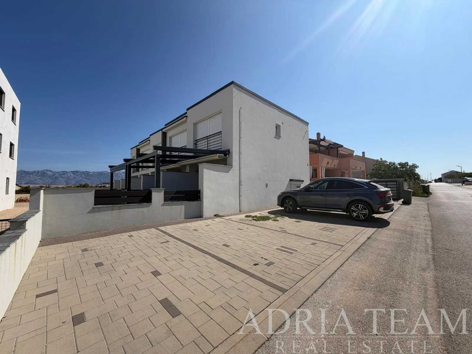 MODERAN DVOETAŽNI APARTMAN S VRTOM I TERASAMA,700 m od MORA – POVLJANA, OTOK PAG
