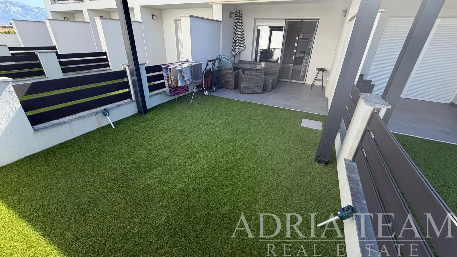 MODERAN DVOETAŽNI APARTMAN S VRTOM I TERASAMA,700 m od MORA – POVLJANA, OTOK PAG