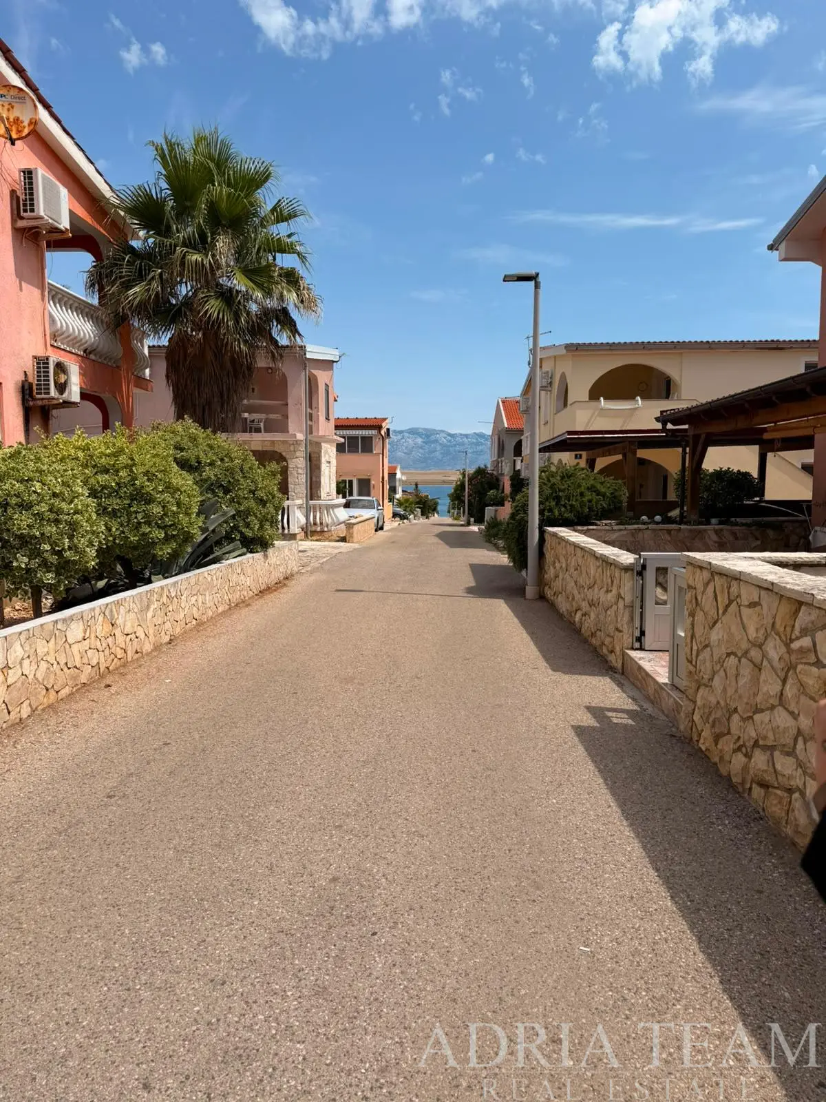 PROSTRANA APARTMANSKA KUĆA SA 7 APARTMANA I GARAŽOM – VIR