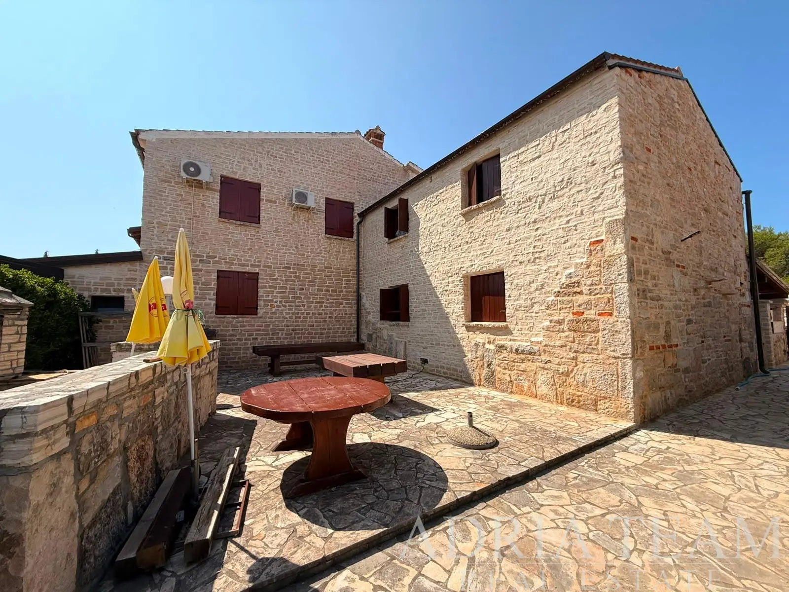 DVIJE KAMENE APARTMANSKE KUĆE S BAZENOM – VIR