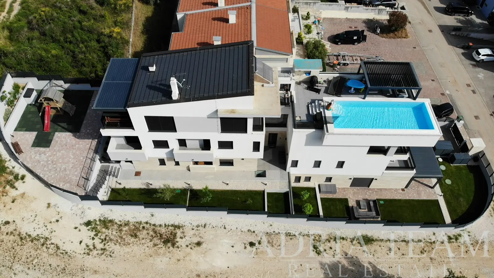 LUKSUZNA APARTMANSKA ZGRADA S PENTHOUSEOM I BAZENOM – ZADAR, DIKLO