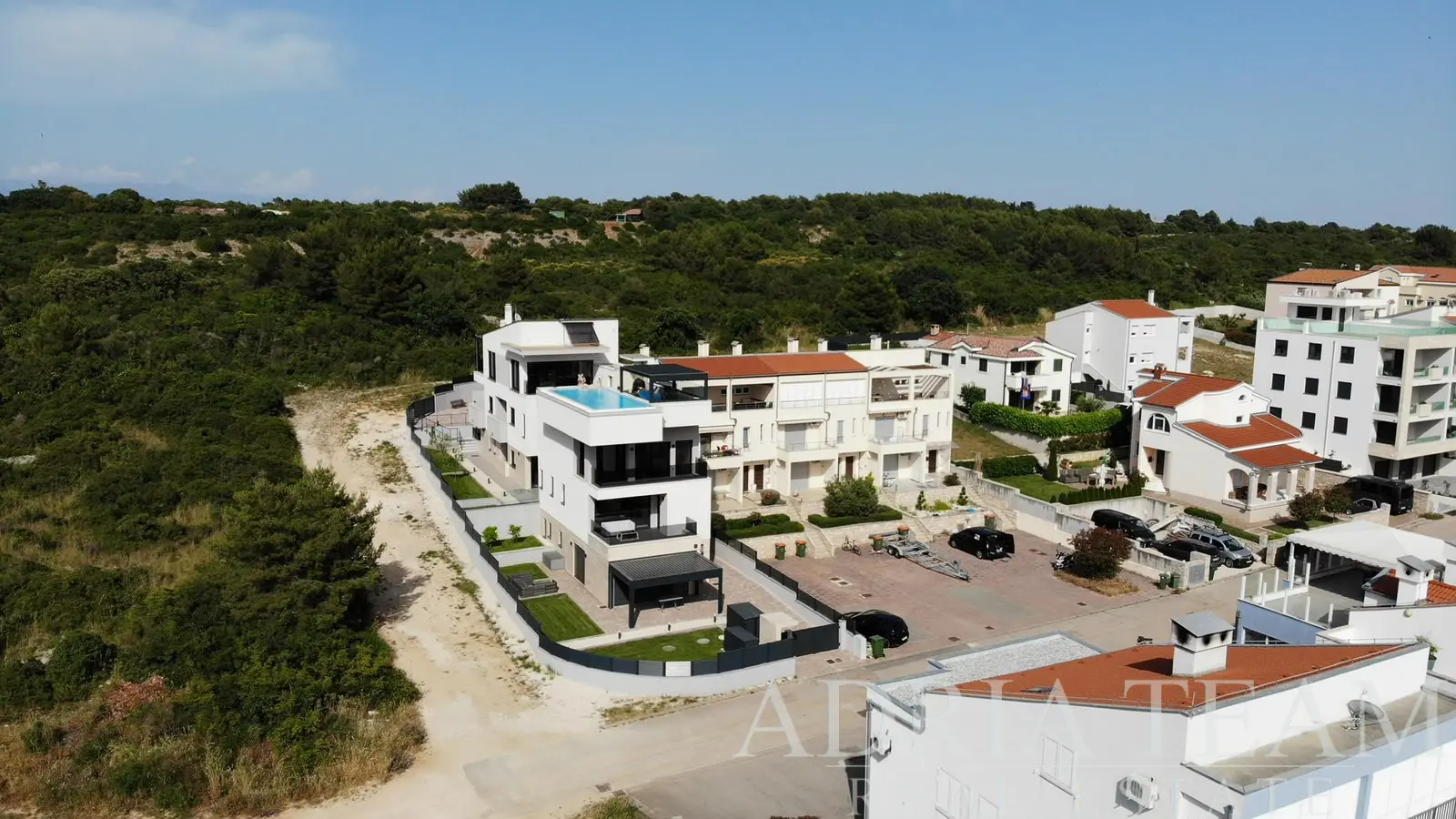 LUKSUZNA APARTMANSKA ZGRADA S PENTHOUSEOM I BAZENOM – ZADAR, DIKLO