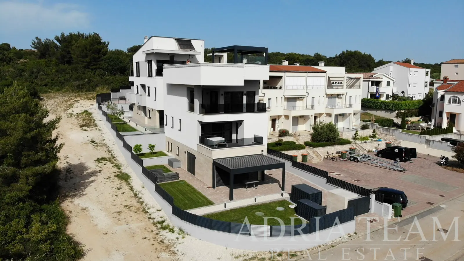 LUKSUZNA APARTMANSKA ZGRADA S PENTHOUSEOM I BAZENOM – ZADAR, DIKLO