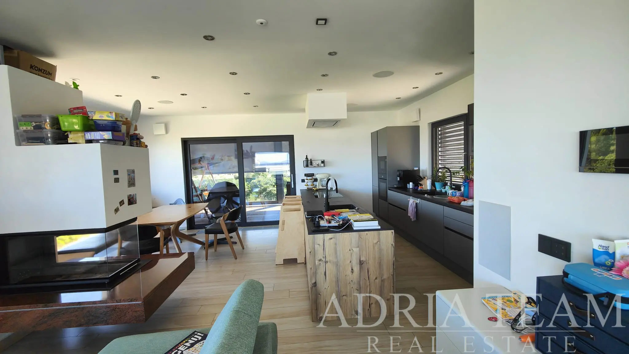 LUKSUZNA APARTMANSKA ZGRADA S PENTHOUSEOM I BAZENOM – ZADAR, DIKLO