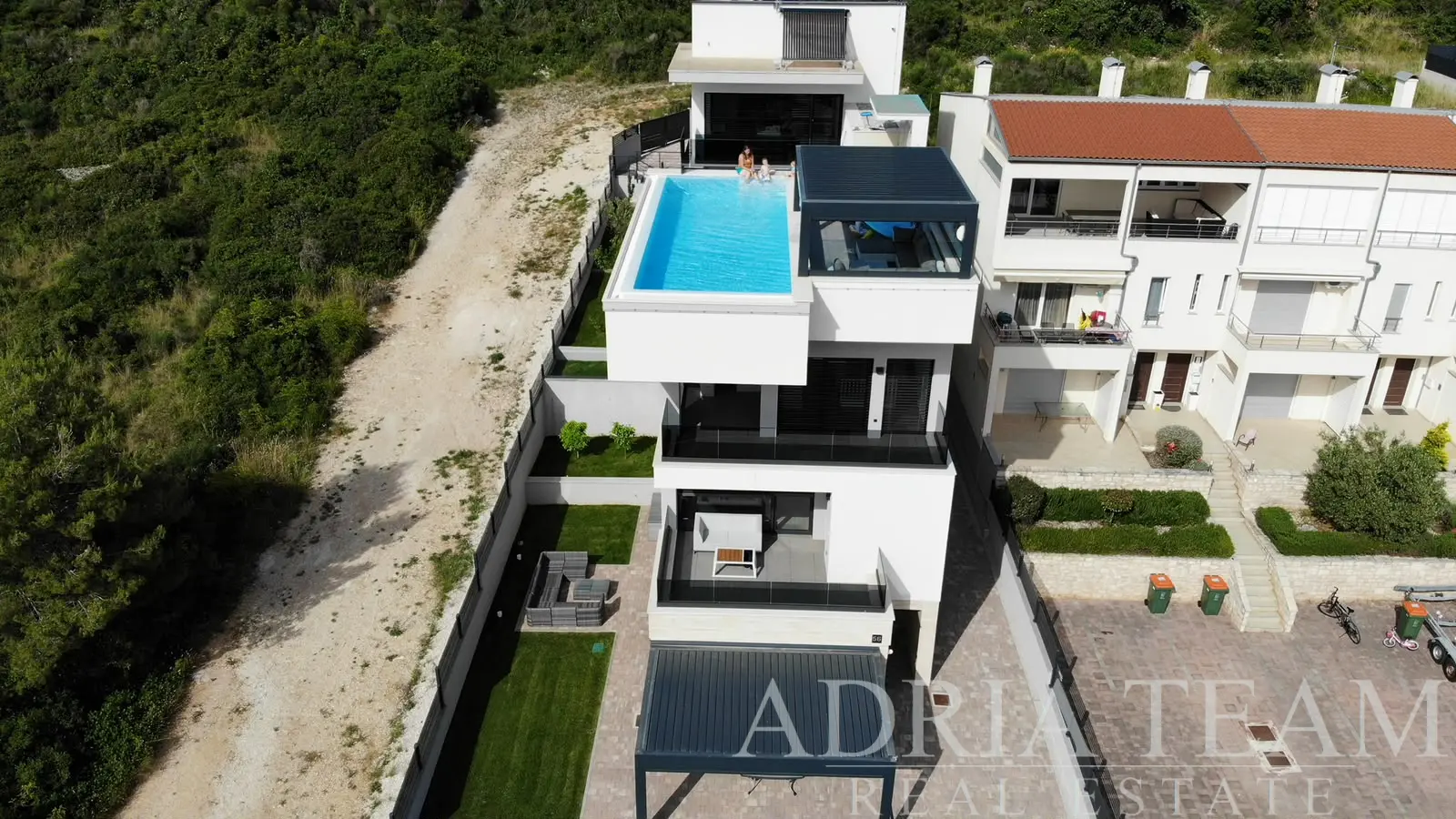 LUKSUZNA APARTMANSKA ZGRADA S PENTHOUSEOM I BAZENOM – ZADAR, DIKLO