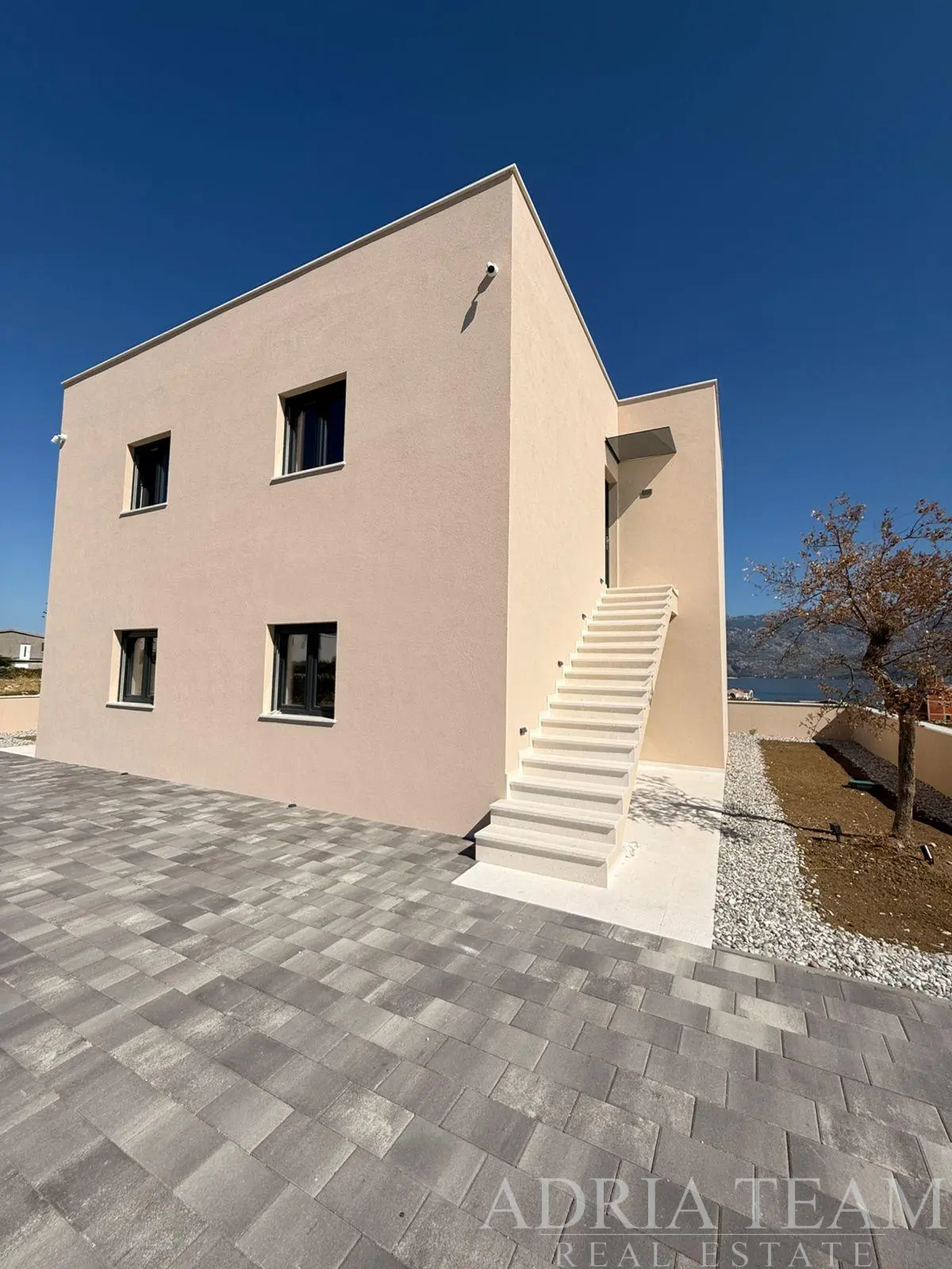 MODERAN TROSOBAN APARTMAN U NOVOGRADNJI S POGLEDOM NA MORE I VELEBIT – RAŽANAC,