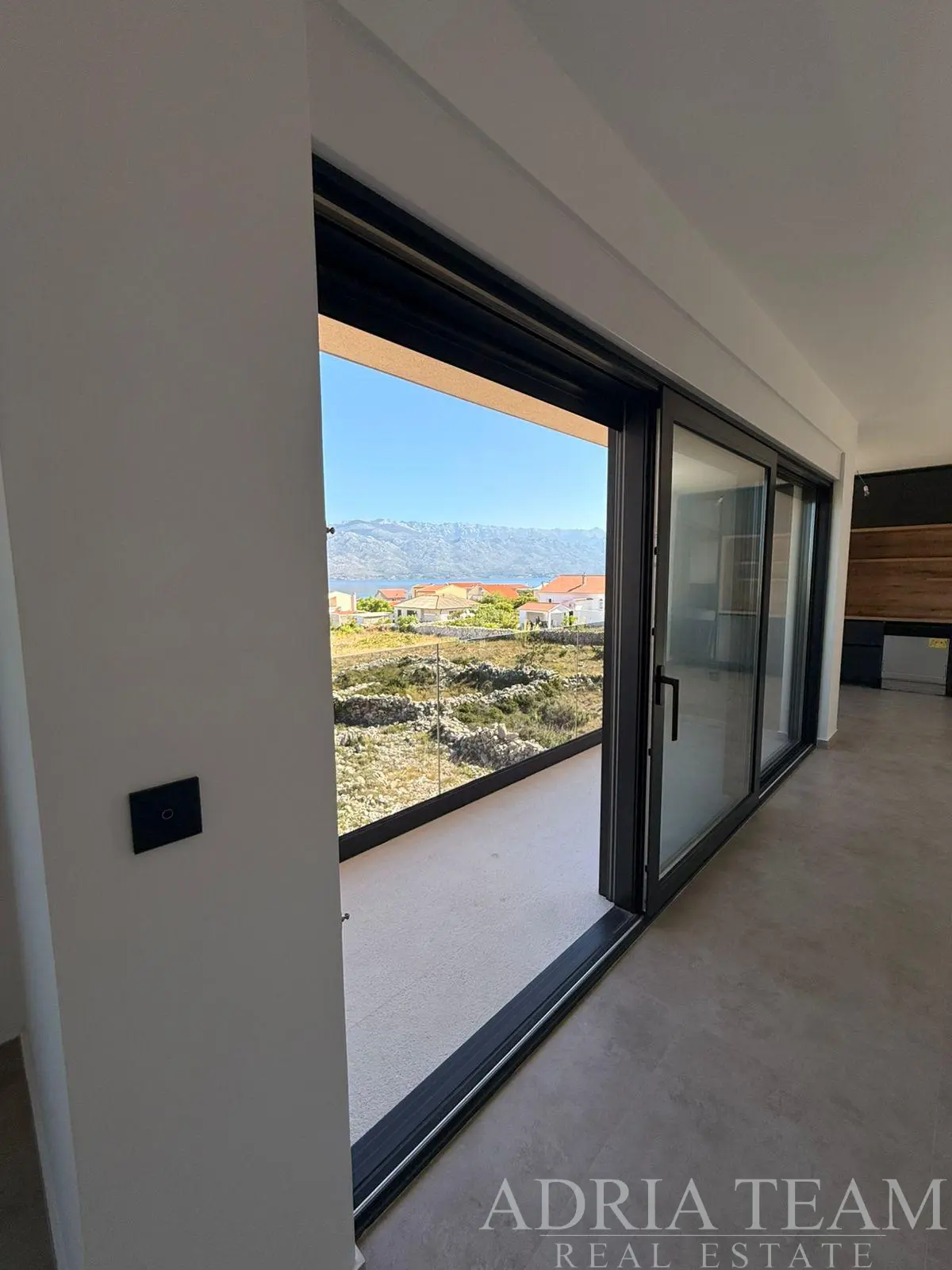 MODERAN TROSOBAN APARTMAN U NOVOGRADNJI S POGLEDOM NA MORE I VELEBIT – RAŽANAC,