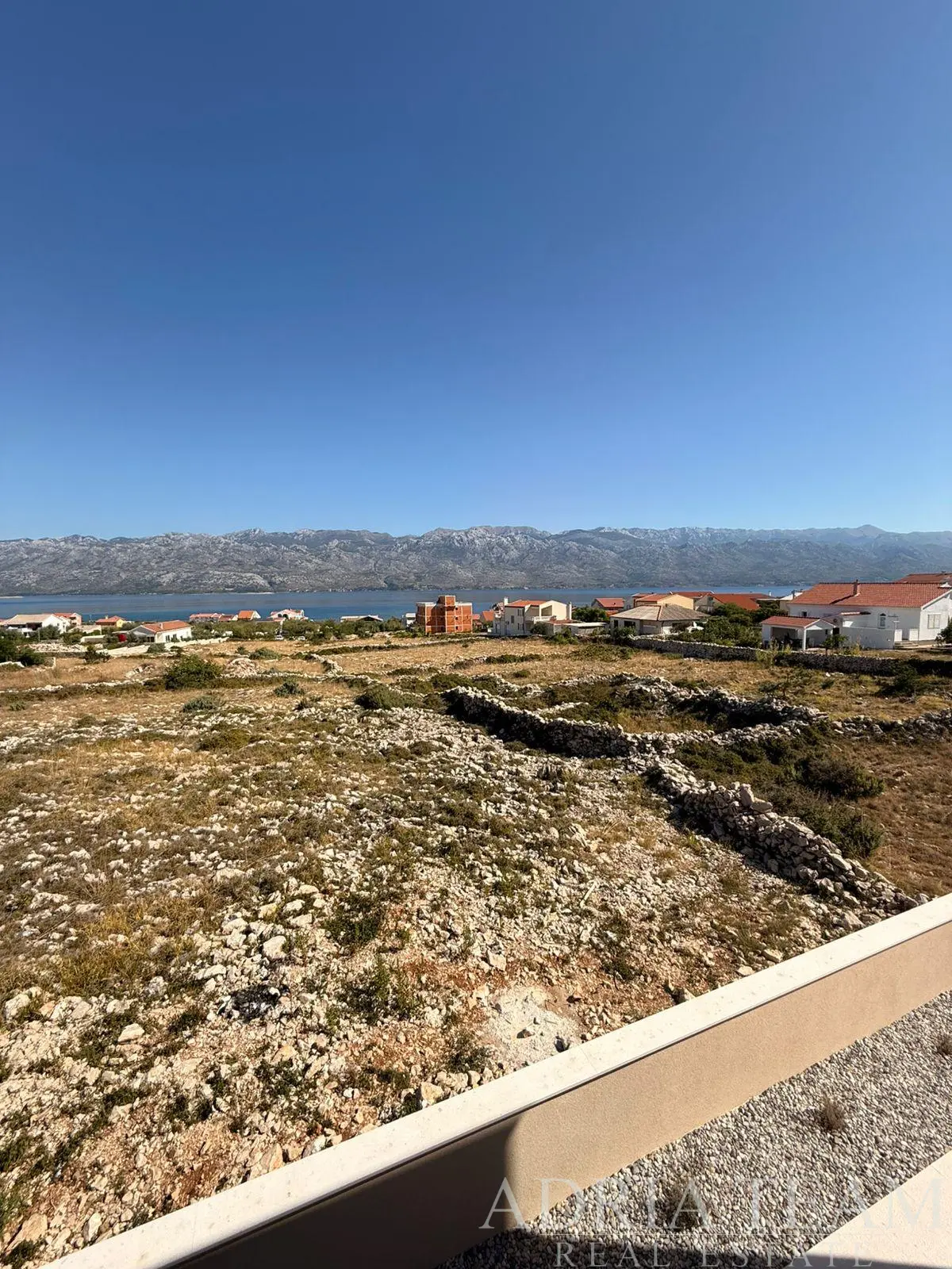 MODERAN TROSOBAN APARTMAN U NOVOGRADNJI S POGLEDOM NA MORE I VELEBIT – RAŽANAC,