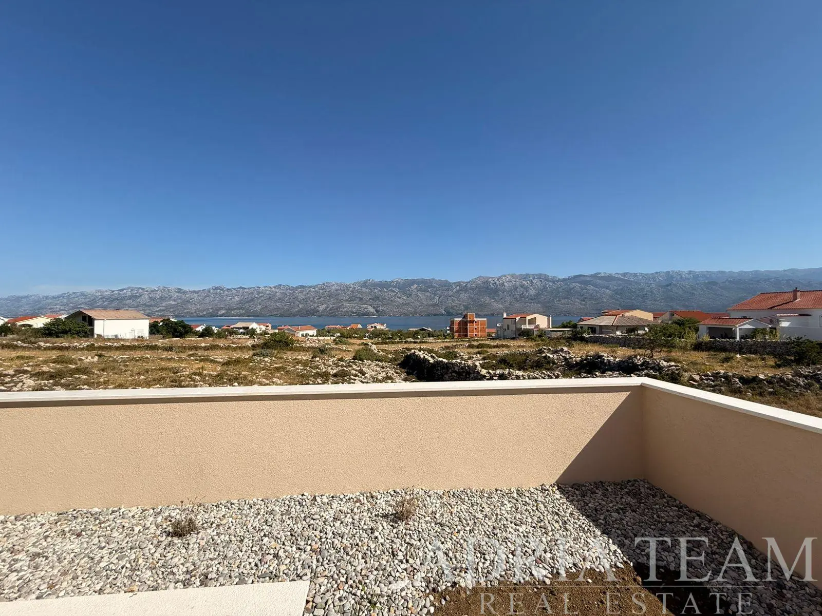MODERAN TROSOBAN APARTMAN U NOVOGRADNJI S POGLEDOM NA MORE I VELEBIT – RAŽANAC,