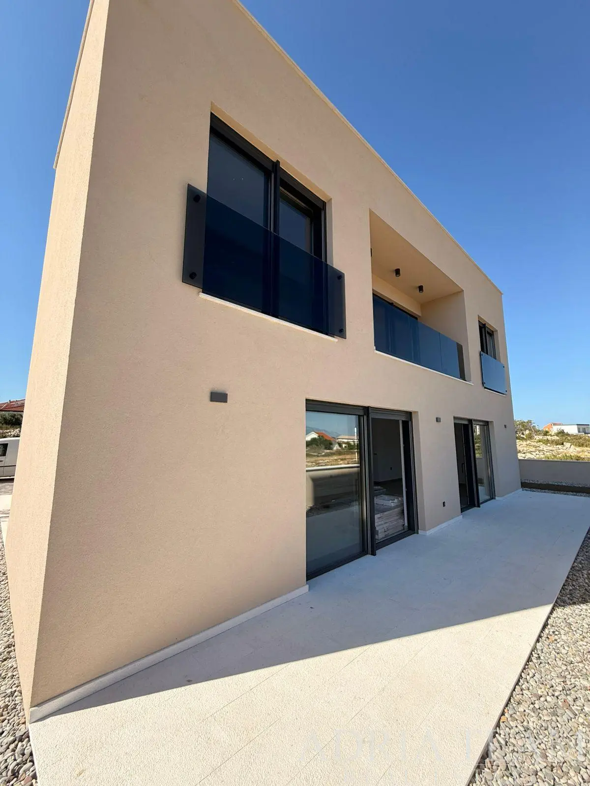 MODERAN TROSOBAN APARTMAN U NOVOGRADNJI S POGLEDOM NA MORE I VELEBIT – RAŽANAC,