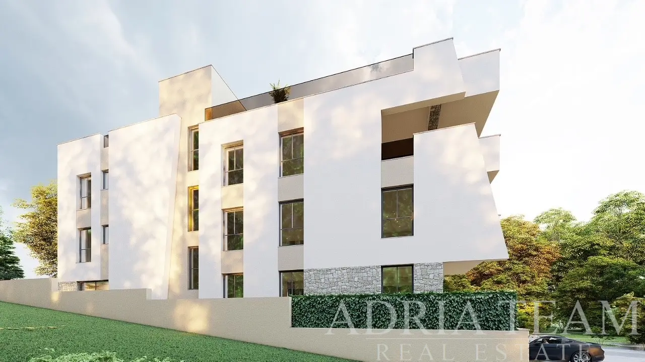 MODERAN TROSOBAN DVOETAŽNI APARTMAN S VRTOM I PANORAMSKIM POGLEDOM NA MORE – KOŽINO