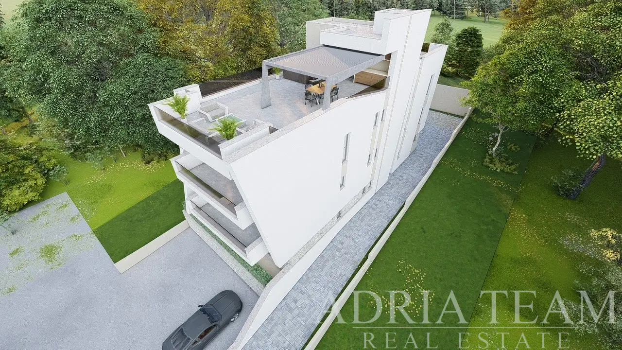 MODERAN TROSOBAN DVOETAŽNI APARTMAN S VRTOM I PANORAMSKIM POGLEDOM NA MORE – KOŽINO