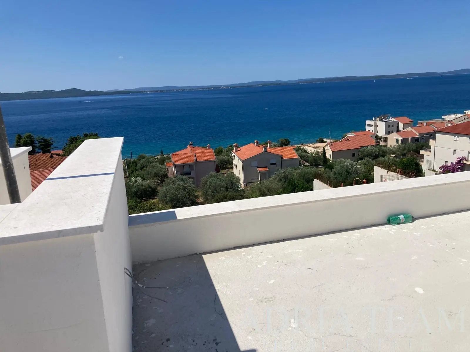 LUKSUZNI ČETVEROSOBNI PENTHOUSE S PRIVATNIM LIFTOM, KROVNIM TERASAMA I PANORAMSKIM POGLEDOM NA MORE – KOŽINO