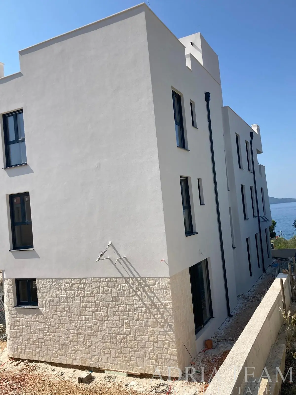 LUKSUZNI ČETVEROSOBNI PENTHOUSE S PRIVATNIM LIFTOM, KROVNIM TERASAMA I PANORAMSKIM POGLEDOM NA MORE – KOŽINO