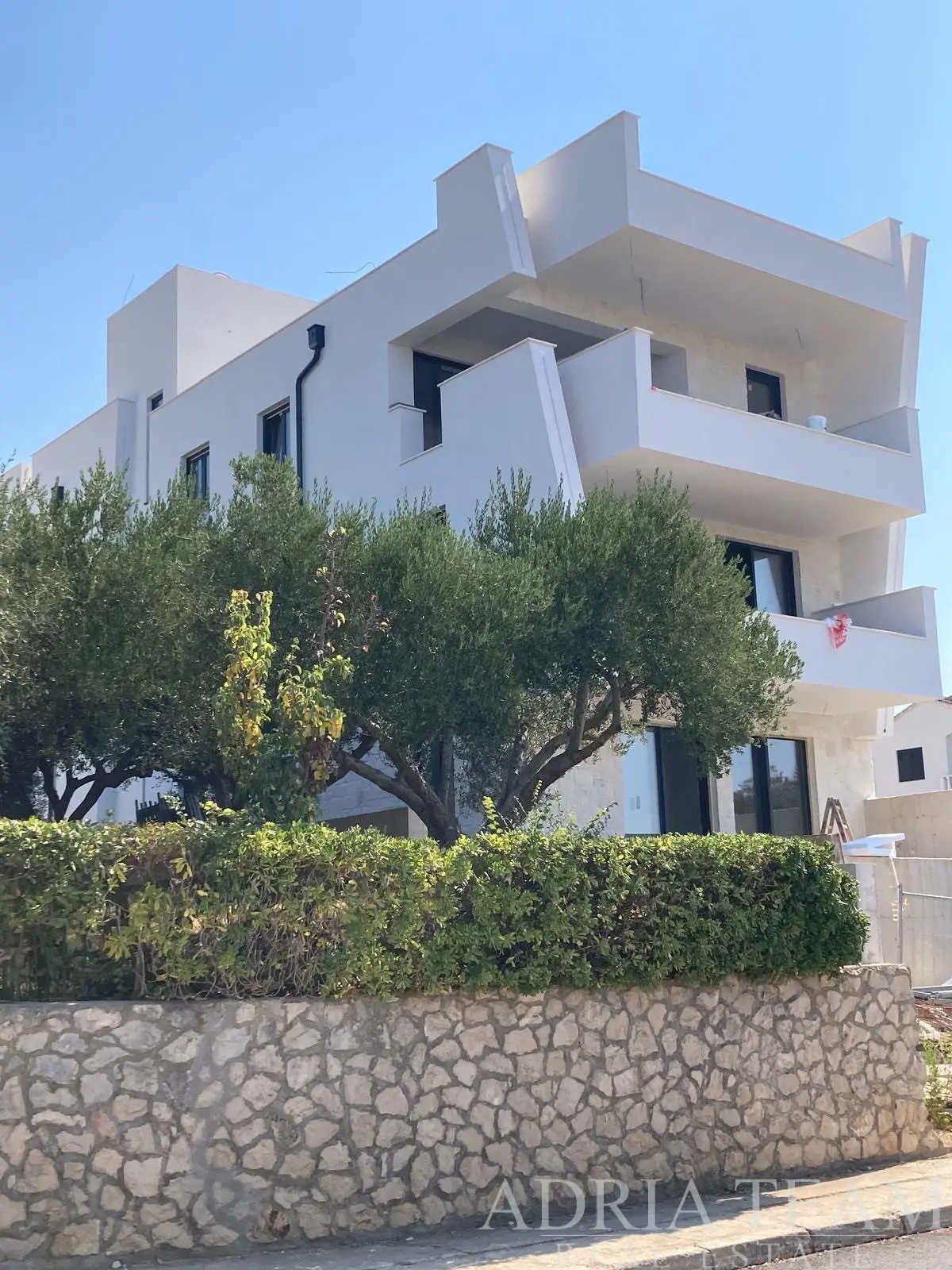 LUKSUZNI ČETVEROSOBNI PENTHOUSE S PRIVATNIM LIFTOM, KROVNIM TERASAMA I PANORAMSKIM POGLEDOM NA MORE – KOŽINO