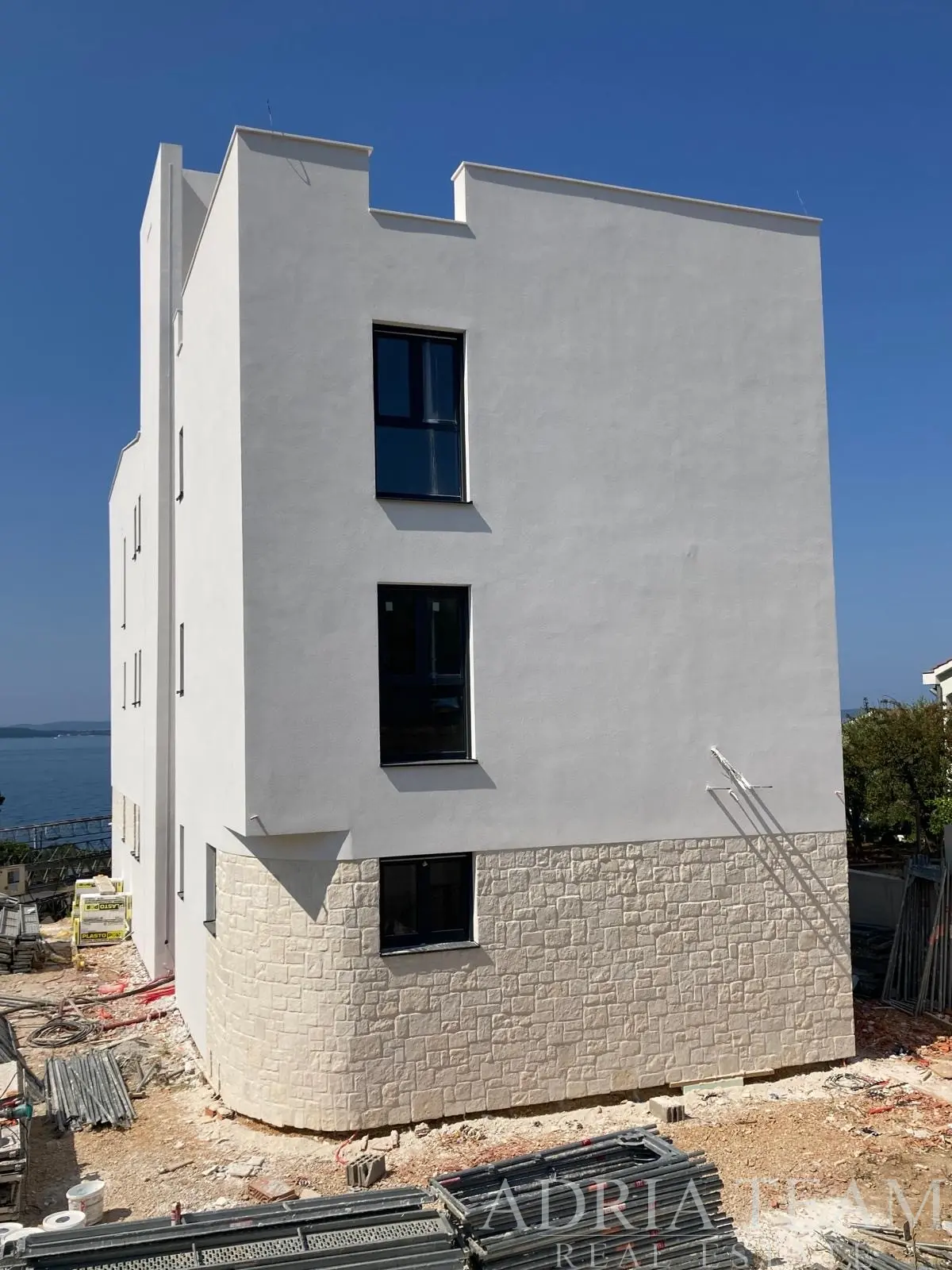 LUKSUZNI ČETVEROSOBNI PENTHOUSE S PRIVATNIM LIFTOM, KROVNIM TERASAMA I PANORAMSKIM POGLEDOM NA MORE – KOŽINO