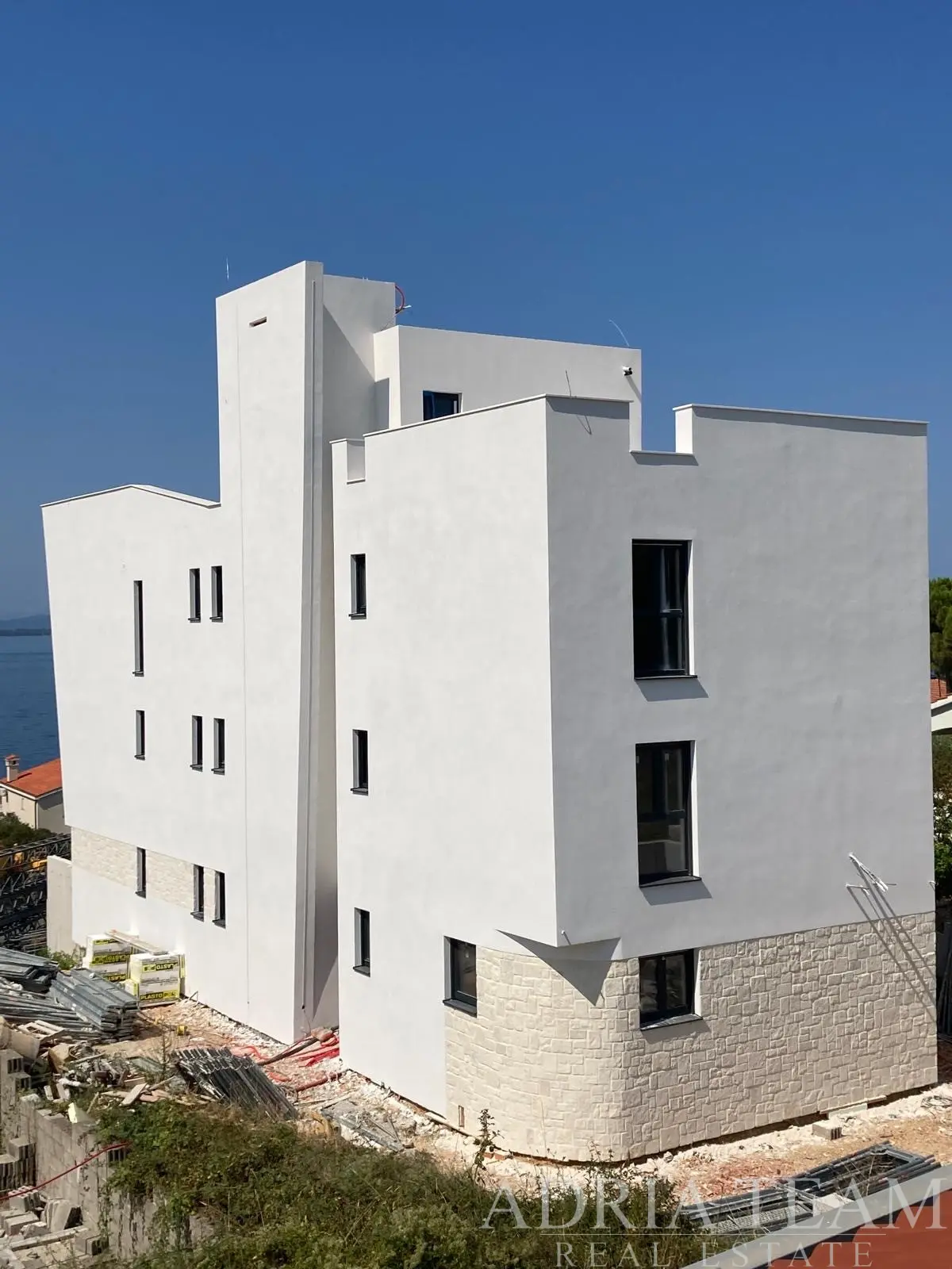 LUKSUZNI ČETVEROSOBNI PENTHOUSE S PRIVATNIM LIFTOM, KROVNIM TERASAMA I PANORAMSKIM POGLEDOM NA MORE – KOŽINO