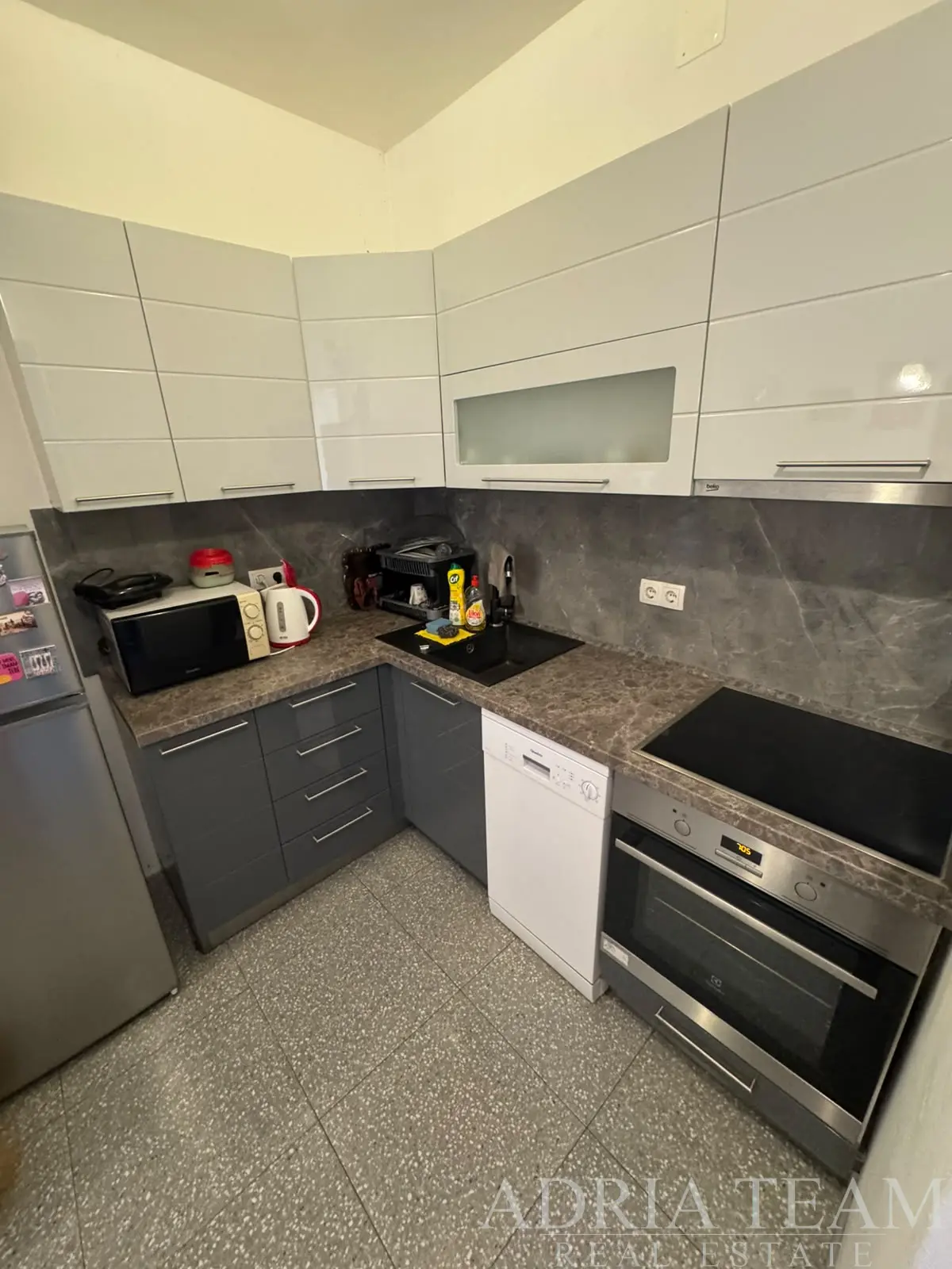 DVOSOBAN APARTMAN S VLASTITIM VRTOM – VIR