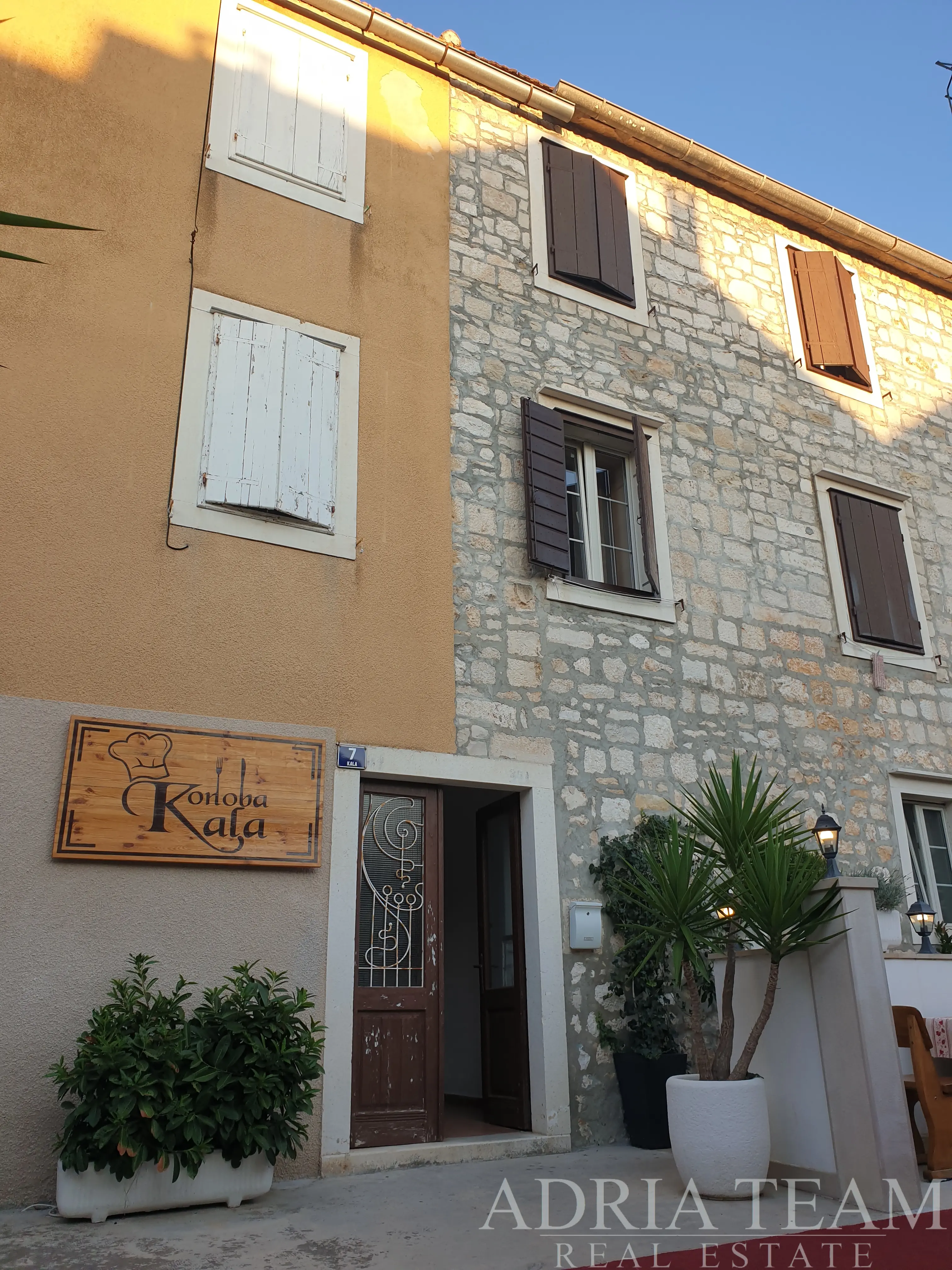 STAN S TERASOM U CENTRU SUPETRA, 50 M OD MORA – BRAČ