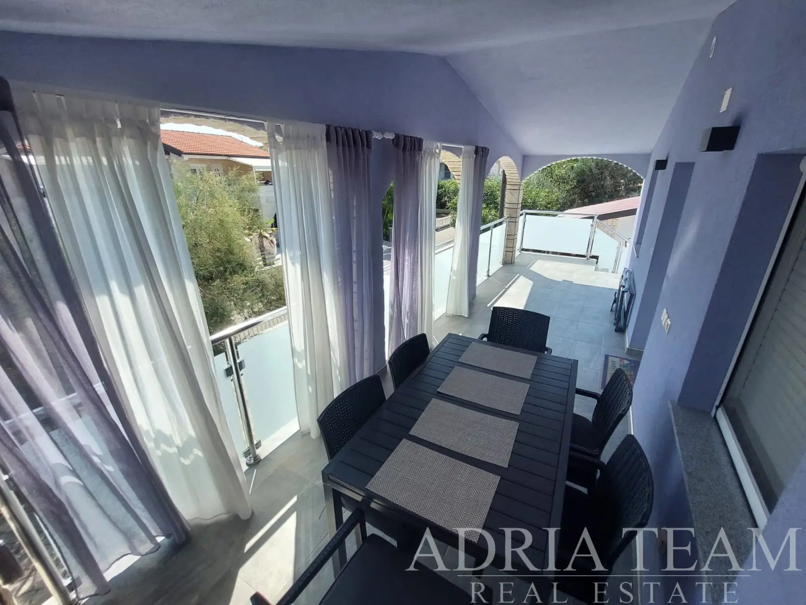 APARTMANSKA KUĆA S 4 APARTMANA, 40 M OD MORA – VIR