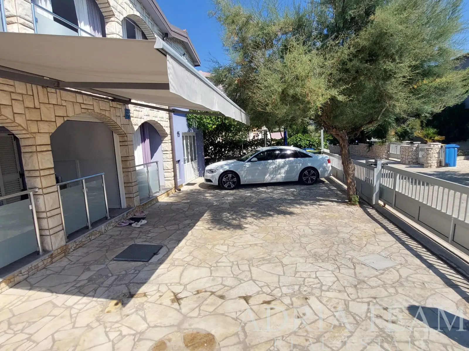 APARTMANSKA KUĆA S 4 APARTMANA, 40 M OD MORA – VIR