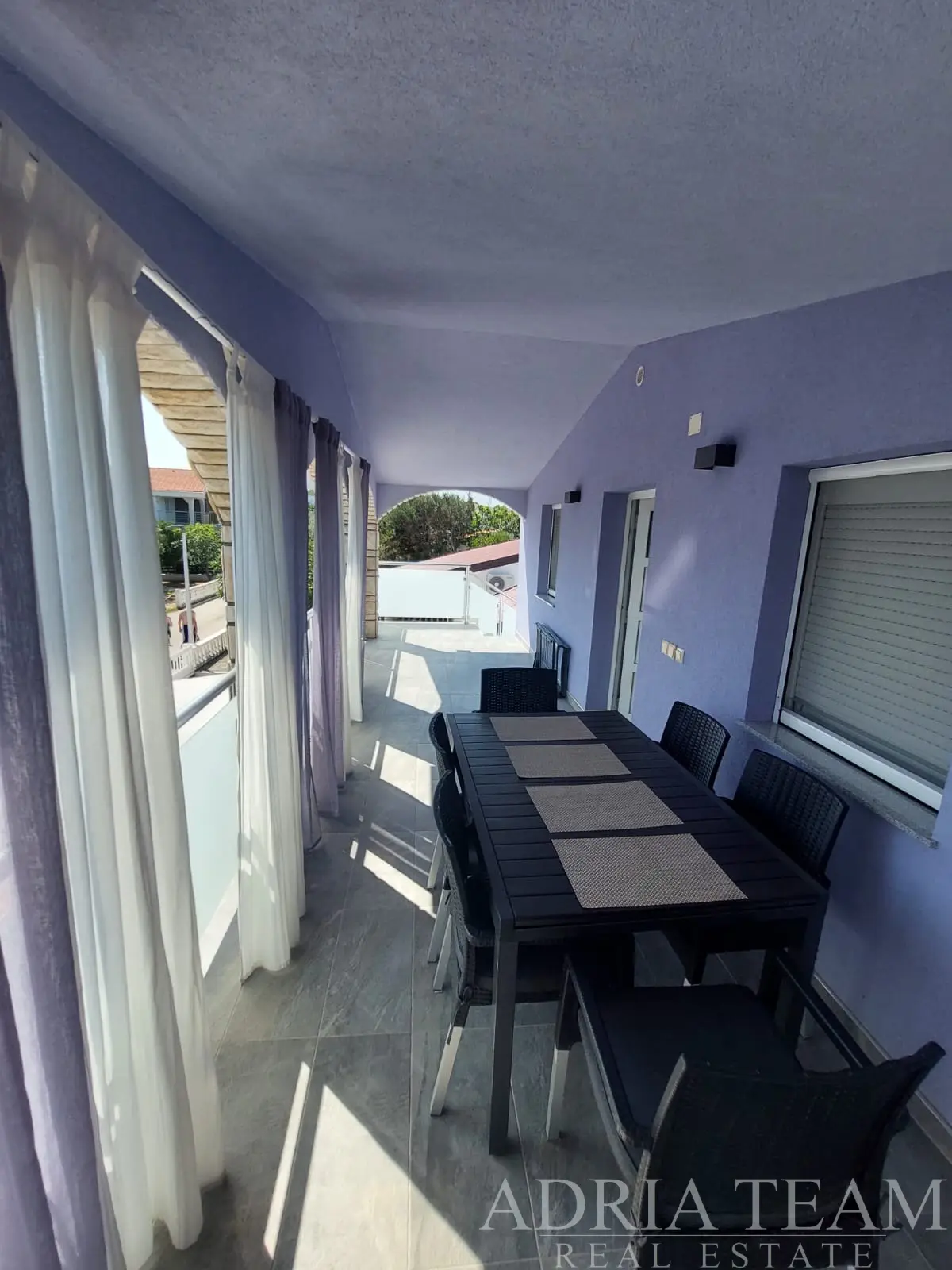 APARTMANSKA KUĆA S 4 APARTMANA, 40 M OD MORA – VIR