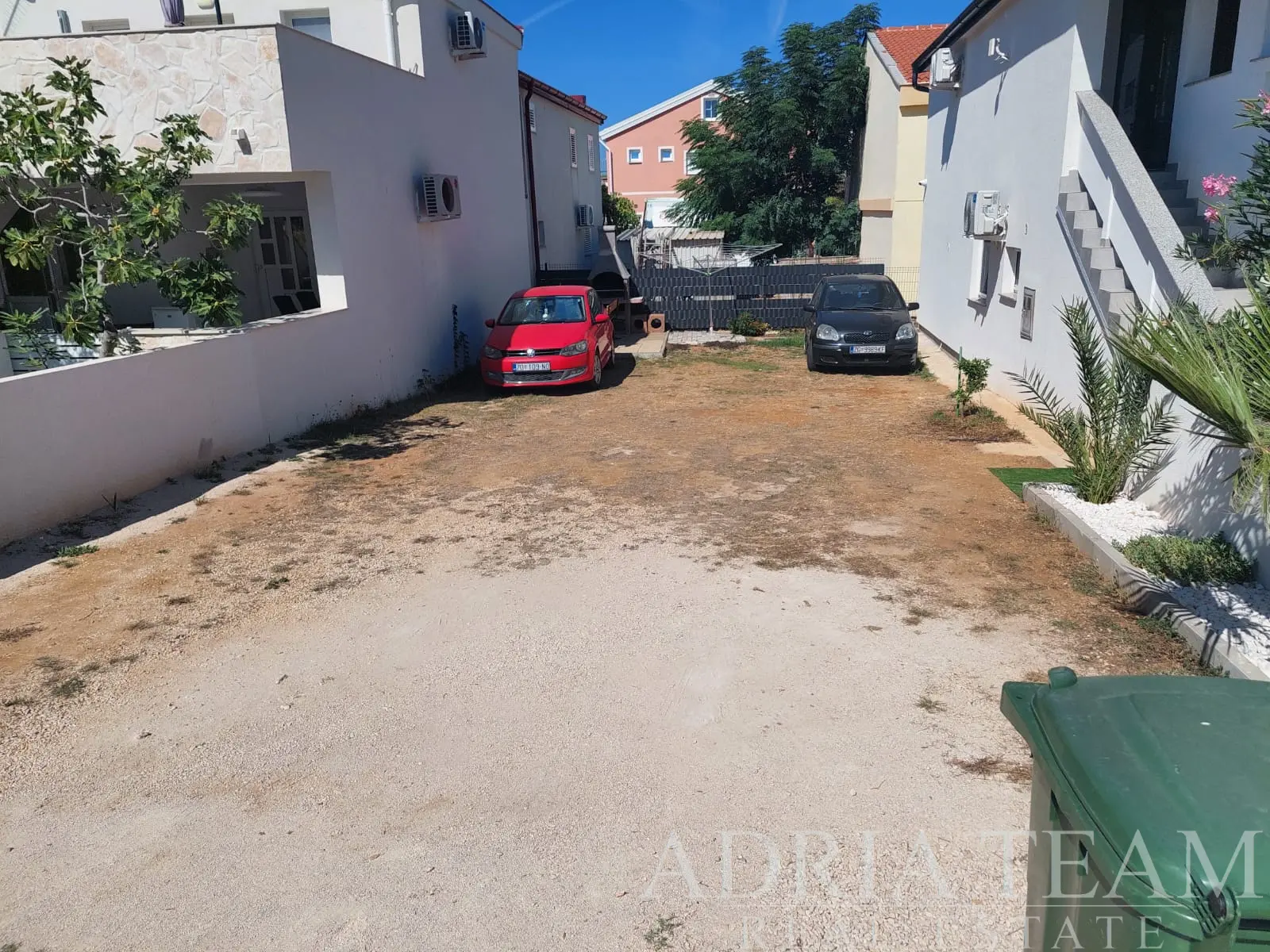 RENOVIRANA APARTMANSKA KUĆA S 4 APARTMANA I DODATNIM ZEMLJIŠTEM, 150 M OD MORA – VIR