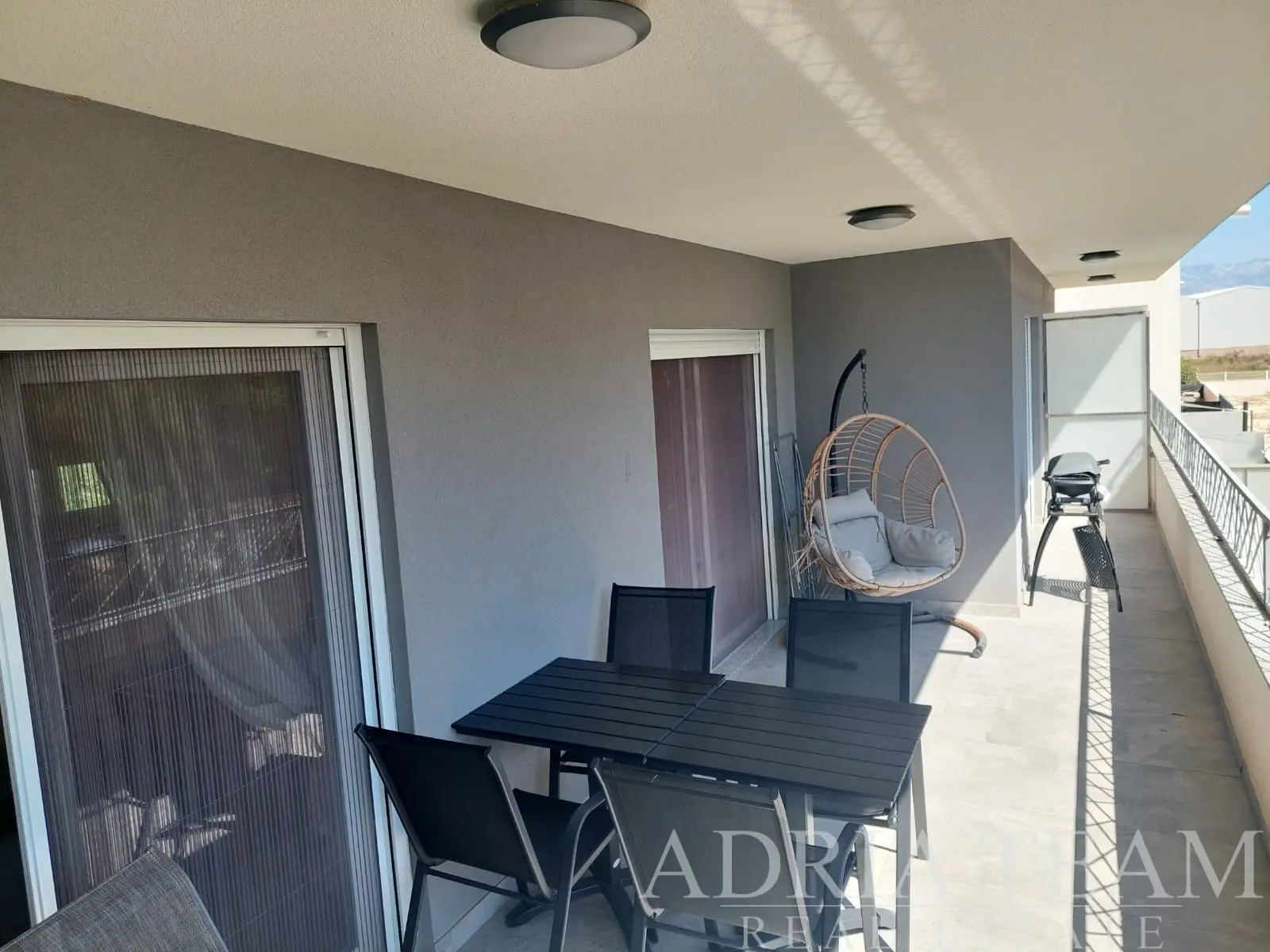 RENOVIRANA APARTMANSKA KUĆA S 4 APARTMANA I DODATNIM ZEMLJIŠTEM, 150 M OD MORA – VIR