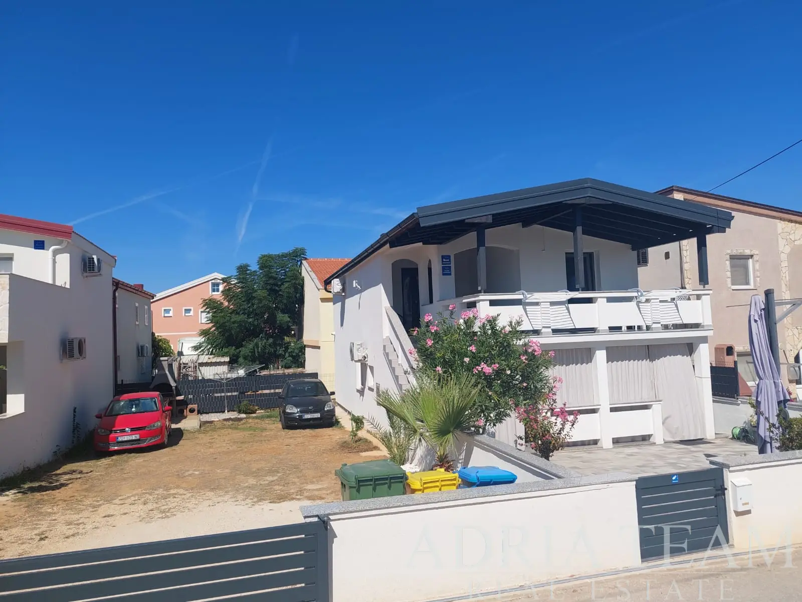RENOVIRANA APARTMANSKA KUĆA S 4 APARTMANA I DODATNIM ZEMLJIŠTEM, 150 M OD MORA – VIR