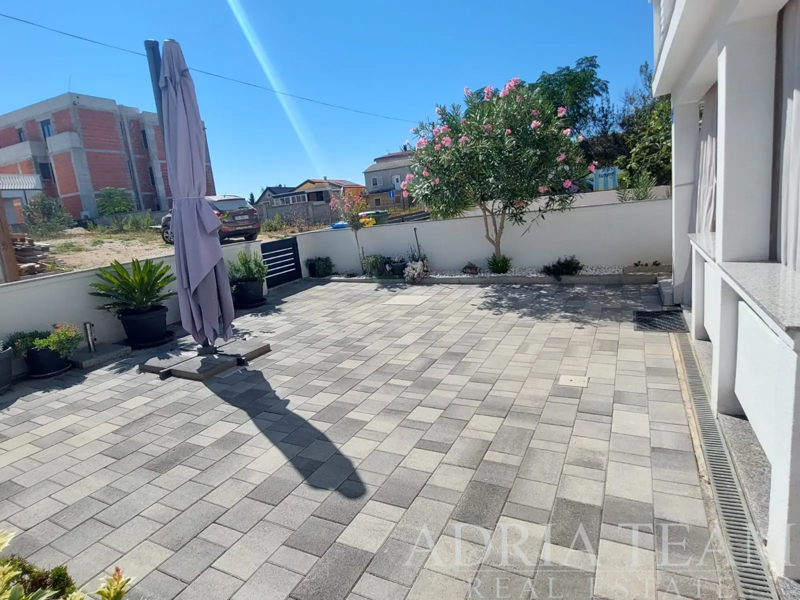 RENOVIRANA APARTMANSKA KUĆA S 4 APARTMANA I DODATNIM ZEMLJIŠTEM, 150 M OD MORA – VIR