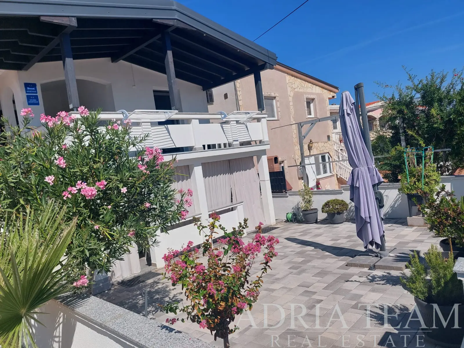 RENOVIRANA APARTMANSKA KUĆA S 4 APARTMANA I DODATNIM ZEMLJIŠTEM, 150 M OD MORA – VIR