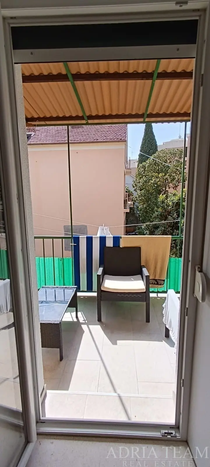 RENOVIRAN TROSOBAN STAN S DODATNIM STAMBENIM PROSTOROM I PARKINGOM – ZADAR, MARASKA PARK
