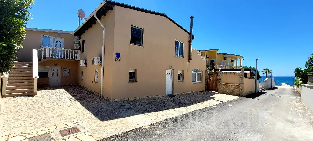 VIR – APARTMANSKA KUĆA S 4 APARTMANA, POGLEDOM NA MORE I PARKINGOM – DRUGI RED OD MORA