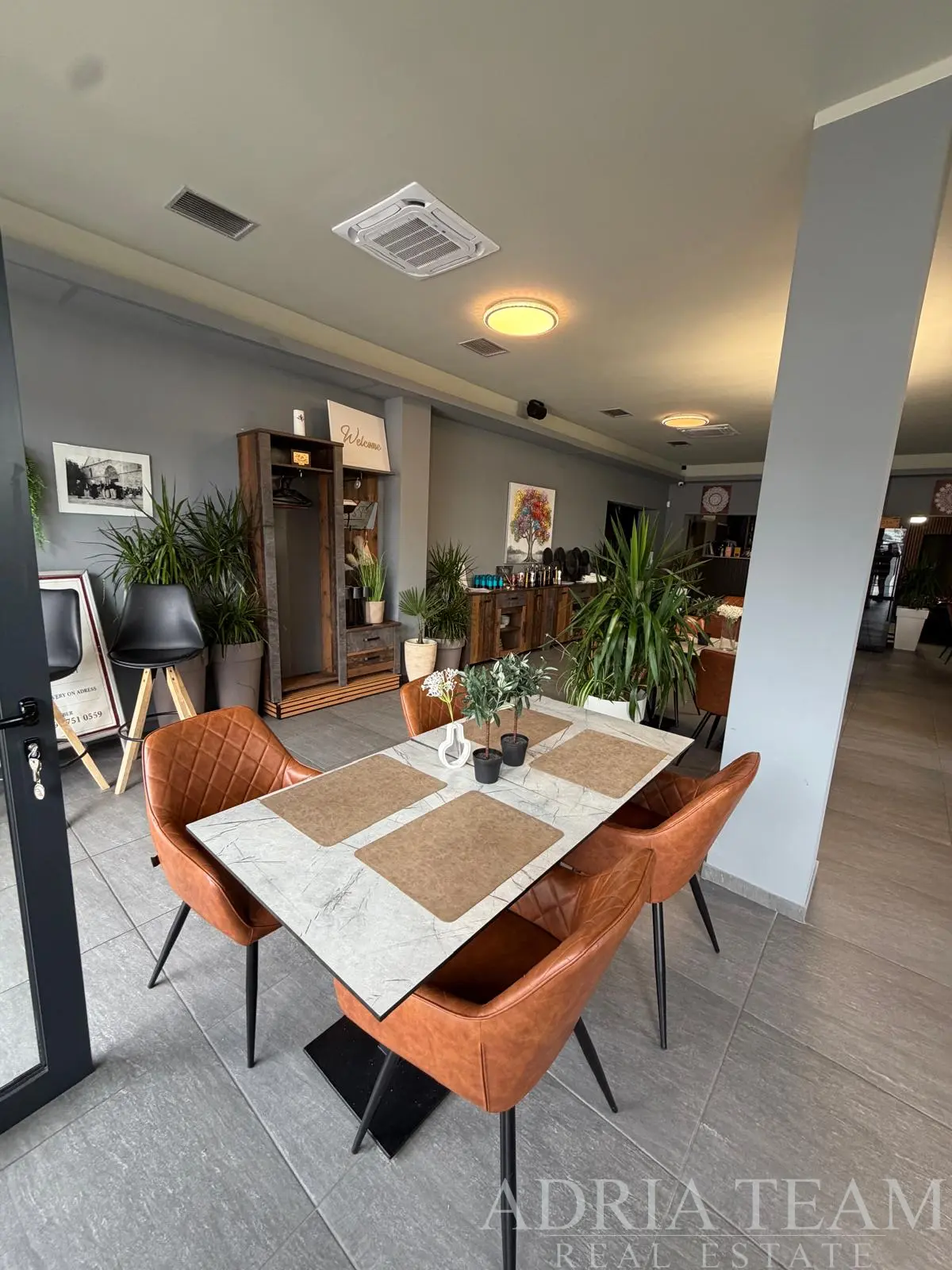 STAMBENO-POSLOVNA ZGRADA S RESTORANOM, TRI STANA I 5 PARKIRNIH MJESTA – PAG