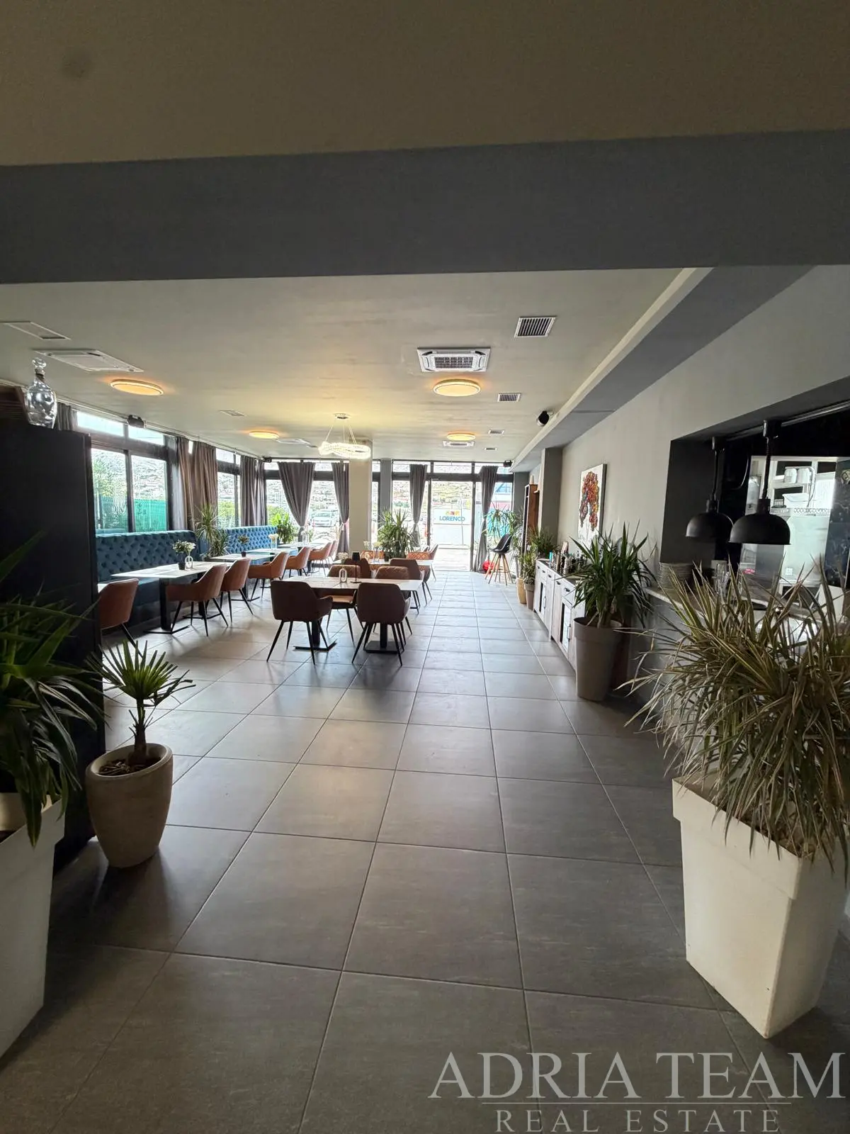 KOMPLETNO UREĐEN POSLOVNI PROSTOR – RESTORAN S MOGUĆNOŠĆU PODJELE NA DVIJE CJELINE I 5 PARKIRNIH MJESTA – PAG