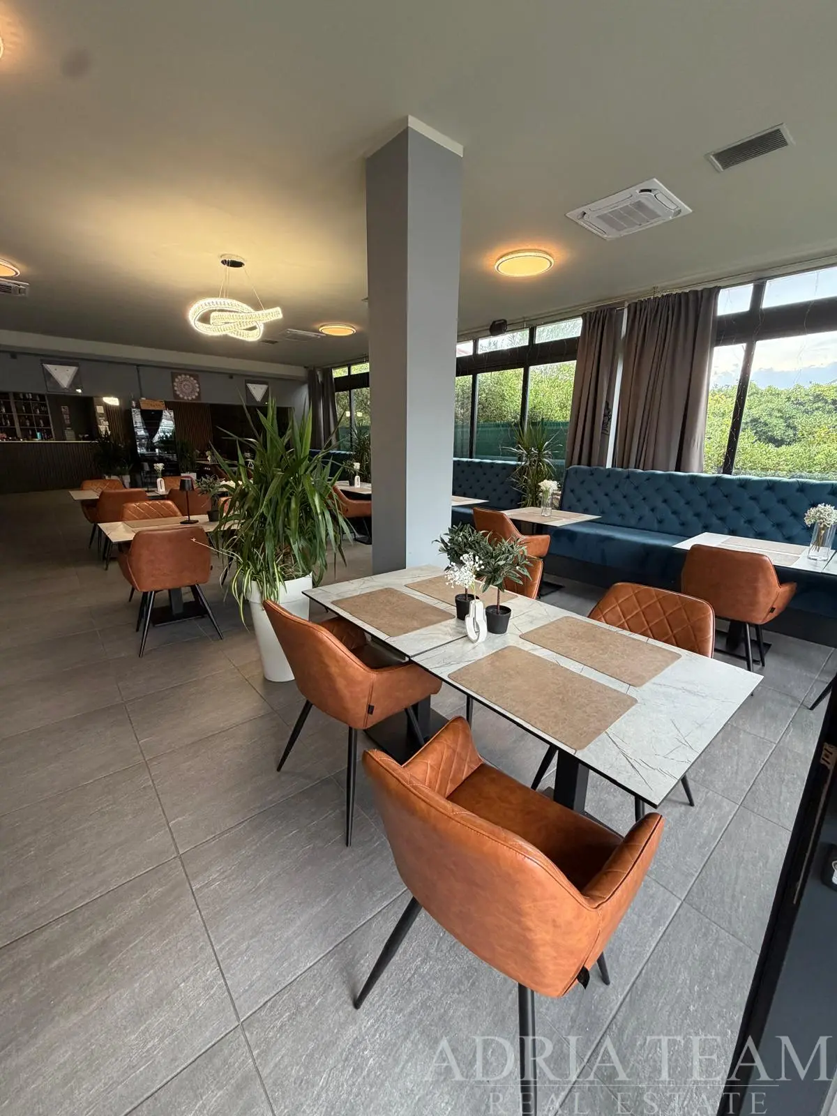 KOMPLETNO UREĐEN POSLOVNI PROSTOR – RESTORAN S MOGUĆNOŠĆU PODJELE NA DVIJE CJELINE I 5 PARKIRNIH MJESTA – PAG