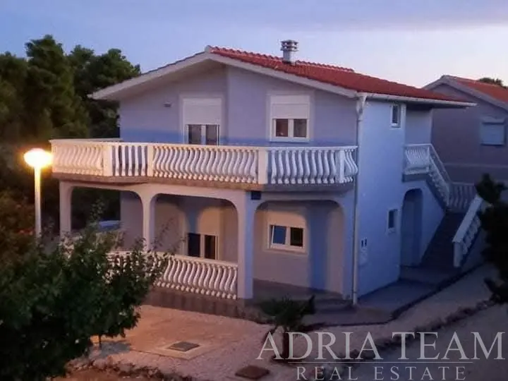 SAMOSTOJEĆA KUĆA S TRI APARTMANA, UREĐENOM OKUĆNICOM I TRI PARKIRNA MJESTA, 300 M OD MORA – VIR