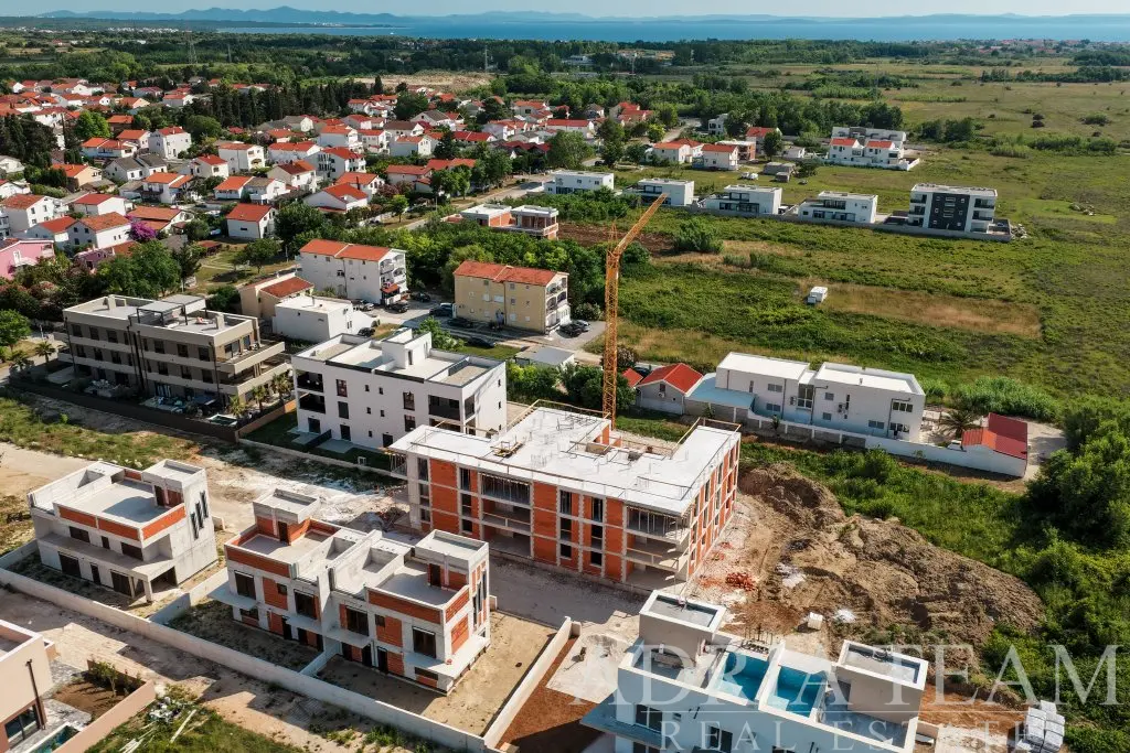 MODERAN DVOSOBAN STAN S NATKRIVENOM TERASOM U NOVOGRADNJI – PRIVLAKA, SABUNIKE