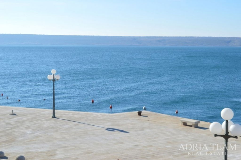 KATNICA S 4 STANA I UGOSTITELJSKIM OBJEKTOM – 1. RED DO MORA – MASLENICA