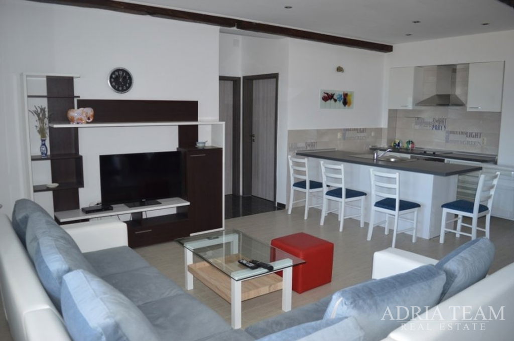 KATNICA S 4 STANA I UGOSTITELJSKIM OBJEKTOM – 1. RED DO MORA – MASLENICA