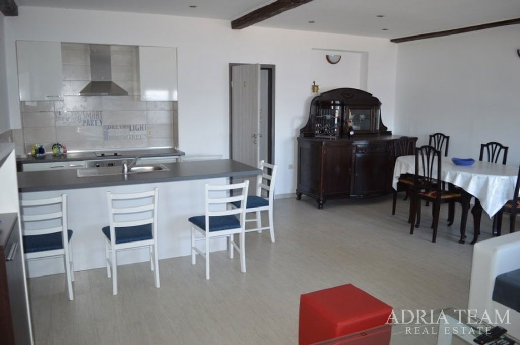 KATNICA S 4 STANA I UGOSTITELJSKIM OBJEKTOM – 1. RED DO MORA – MASLENICA