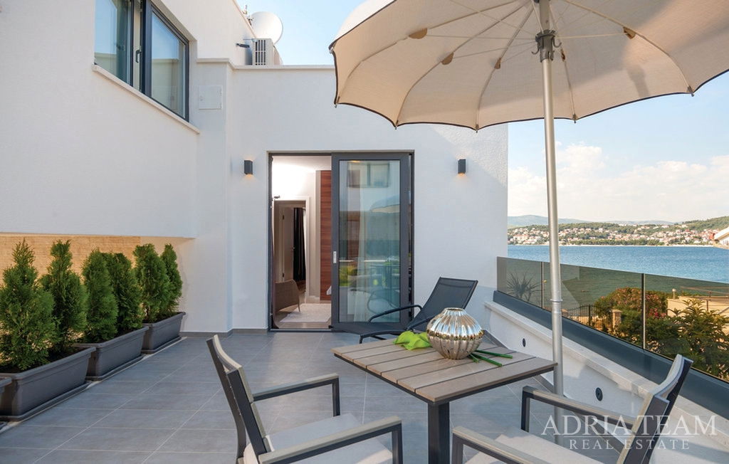 LUKSUZNA VILA S UNUTARNJIM I VANJSKIM BAZENOM – 2. RED DO MORA – OKRUG GORNJI