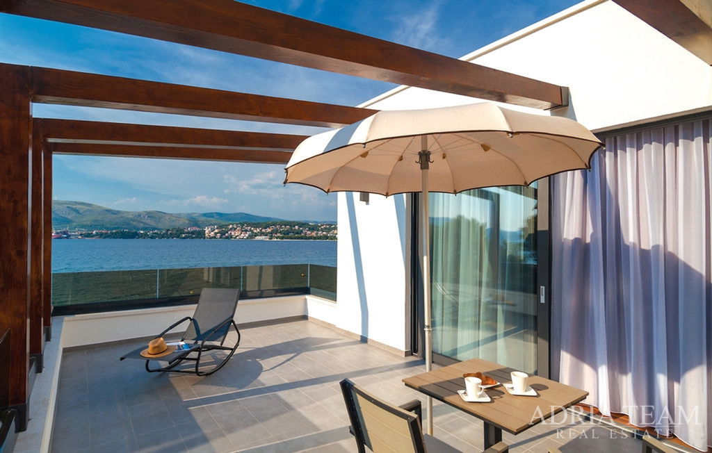 LUKSUZNA VILA S UNUTARNJIM I VANJSKIM BAZENOM – 2. RED DO MORA – OKRUG GORNJI