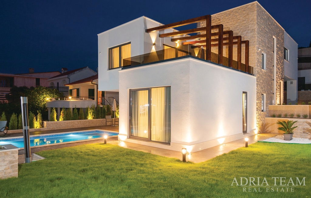 LUKSUZNA VILA S UNUTARNJIM I VANJSKIM BAZENOM – 2. RED DO MORA – OKRUG GORNJI