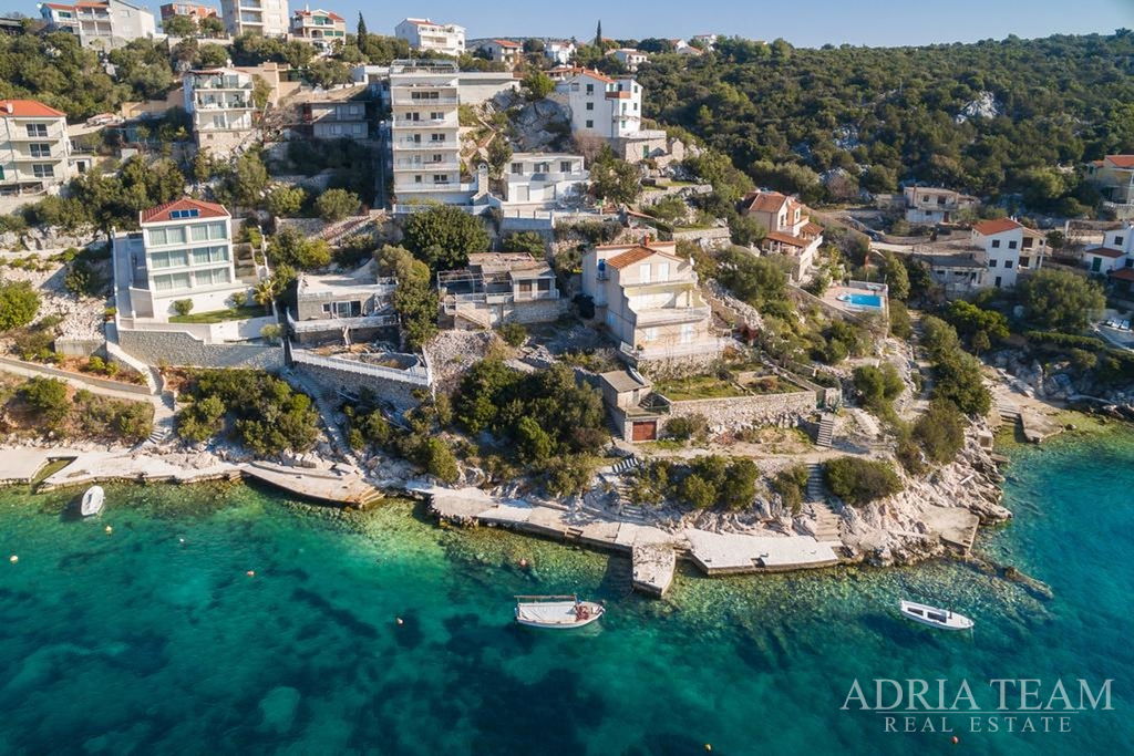 APARTMANSKA KUĆA S PANORAMSKIM POGLEDOM NA MORE – VINIŠĆE, OKOLICA TROGIRA