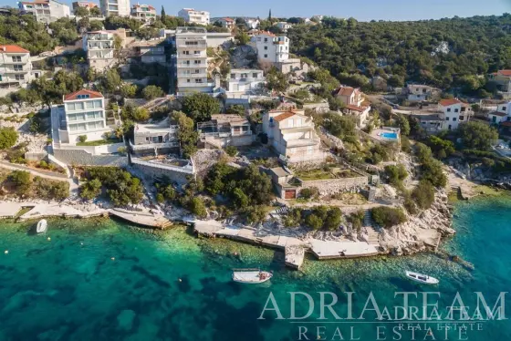 APARTMANSKA KUĆA S PANORAMSKIM POGLEDOM NA MORE – VINIŠĆE, OKOLICA TROGIRA nekretnina za prodaju