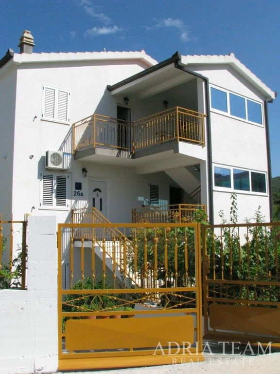 APARTMANSKA KUĆA S 5 APARTMANA – 70 m OD MORA – VINIŠĆE, OKOLICA TROGIRA