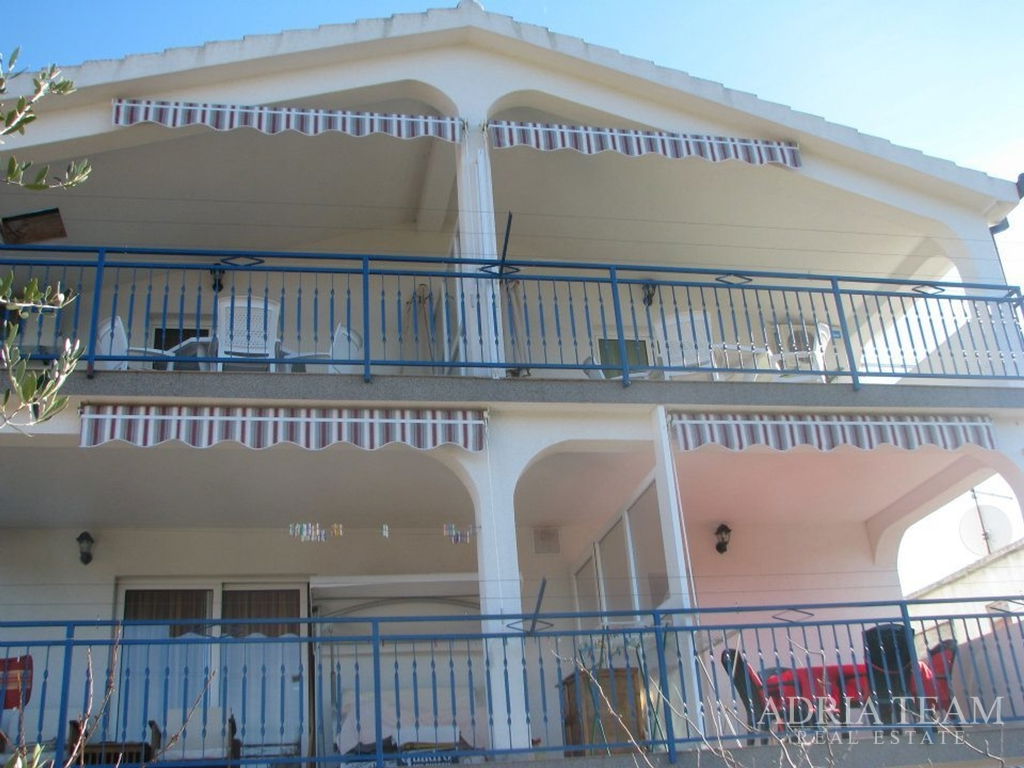 APARTMANSKA KUĆA S 5 APARTMANA – 70 m OD MORA – VINIŠĆE, OKOLICA TROGIRA